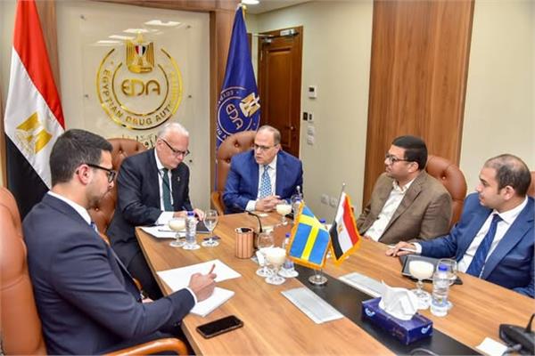 رئيس هيئة الدواء المصرية وسفير مملكة السويد