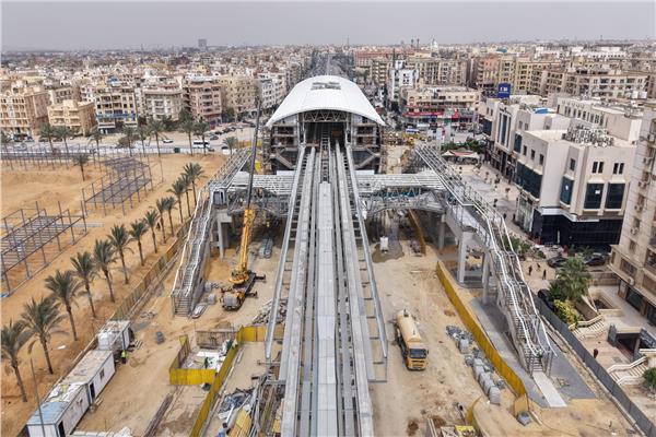  نقل حضاري يغير وجه القاهرة.. صور جديدة تكشف تقدم مونوريل غرب النيل 