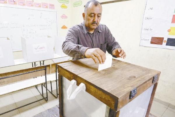 فلسطينى يُدلى بصوته خلال الانتخابات البلدية