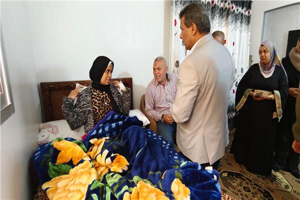 وفد من تعليم الإسكندرية يزور الطالبة ضحية زميلتيها في مدرسة سميرة موسى 