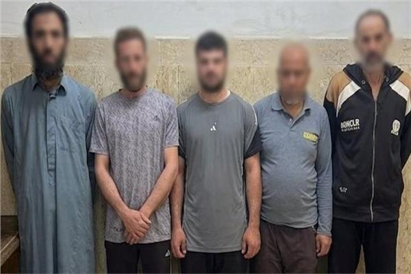 المتهمون عقب القبض عليهم 