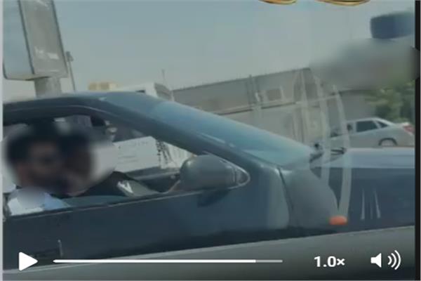 طفل يقود سيارة