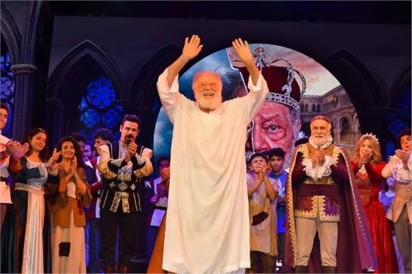 يحيى الفخراني يحتفل بـ150 ليلة عرض لـ«الملك لير» على المسرح القومي