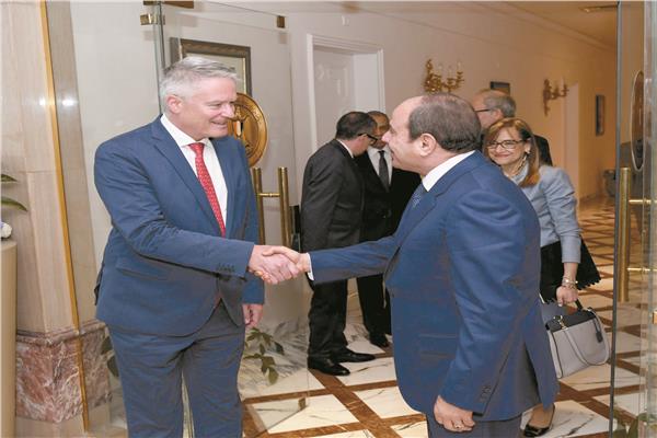 الرئيس عبدالفتاح السيسى  يصافح ماتياس كورمان، الأمين العام لمنظمة التعاون الاقتصادى والتنمية