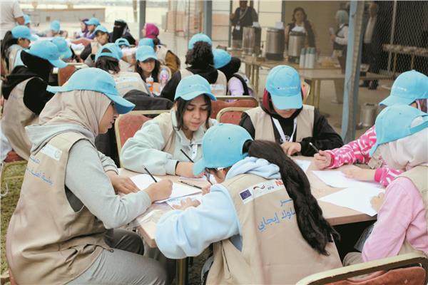 عدد من الطالبات أثناء أداء الجانب العملى وربط المناهج بسوق العمل