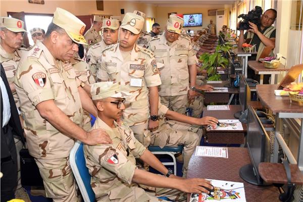 وزير الدفاع يتفقد إحدى وحدات التدريب الأساسي بالقوات المسلحة 