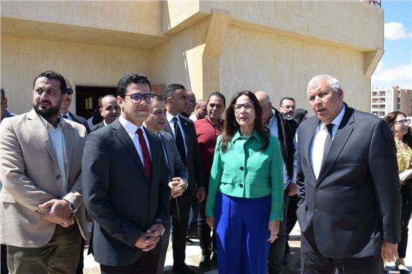 وزيرة الثقافة خلال زيارتها قصر ثقافة مطروح