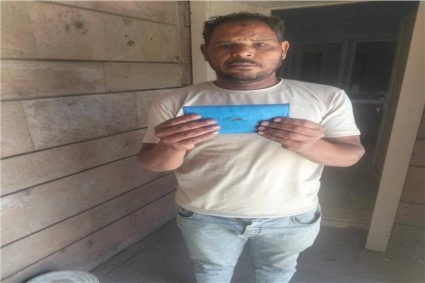 عامل آثار أسوان يعيد محفظة سائحة وتوجه له الشكر