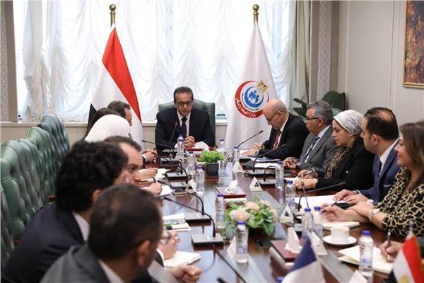 الدكتور خالد عبدالغفار يبحث مع السفير الفرنسي تعزيز علاج أطفال فلسطين المصابين بالأورام