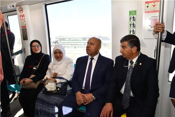 وزير النقل يستقل قطار المونوريل 