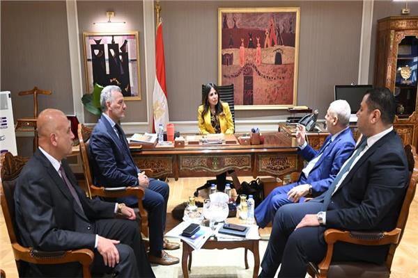  وزيرة الإسكان خلال اللقاء