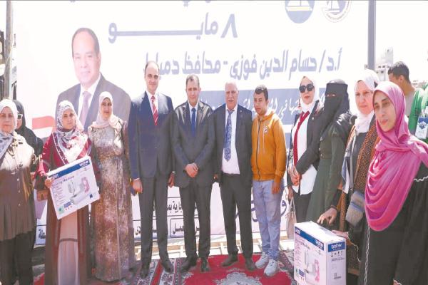  د. حسام الدين فوزى محافظ دمياط يكرم السيدات فى المعرض