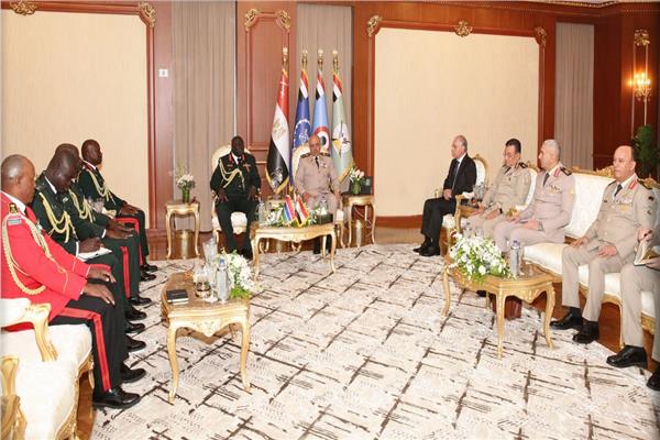 الفريق أحمد خليفة رئيس أركان القوات المسلحة خلال لقائه رئيس أركان الدفاع بدولة جامبيا
