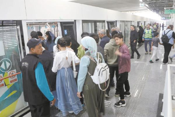إقبال كبير من المواطنين منذ الساعات الأولى لتجربة ركوب أول قطار 