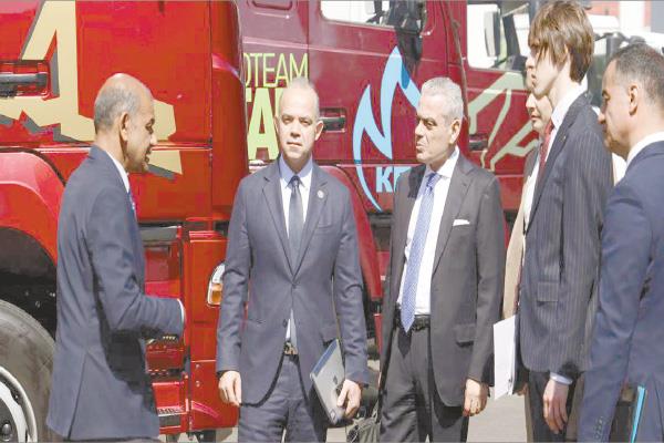 وزير الاستثمار والتجارة الخارجية خلال جولة  بأحد مصانع بيلاروسيا