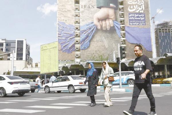 لوحة دعائية تشير لسيطرة الحرس الثورى على هرمز على أحد المبانى بطهران
