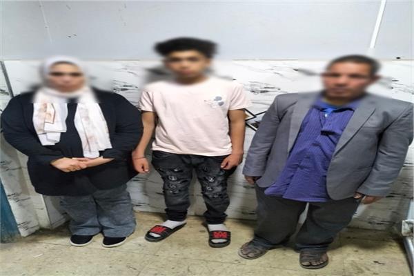 المتهمون عقب القبض عليهم 