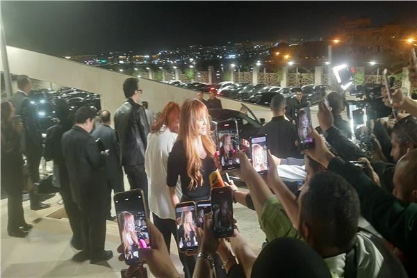 كارول سماحة تصل عزاء هاني شاكر بمسجد أبو شقة