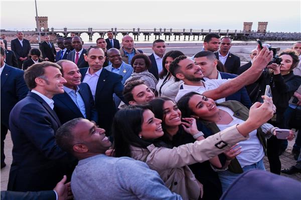صورة تجميع الرئيس ومجموعة من المصريين