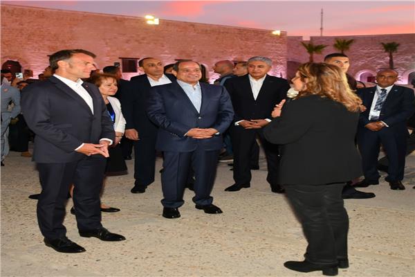 الرئيس السيسي برفقة الرئيس الفرنسي في جولة سياحية بالإسكندرية
