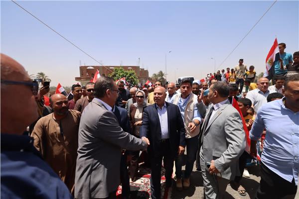 أهالي قنا مع وزير النقل