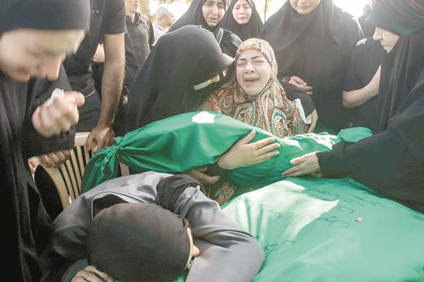 لبنانيات يبكين عددًا من الشهداء جراء غارة إسرائيلية