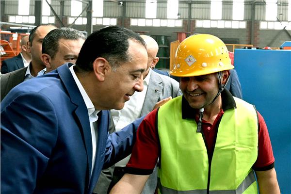 رئيس الوزراء يجري حوارا مع أحد العاملين 