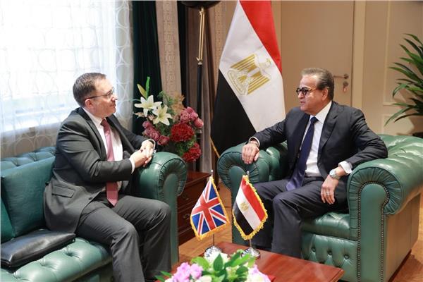 الدكتور خالد عبدالغفار وزير الصحة والسكان والسفير البريطاني مارك برايسون ريتشاردسون