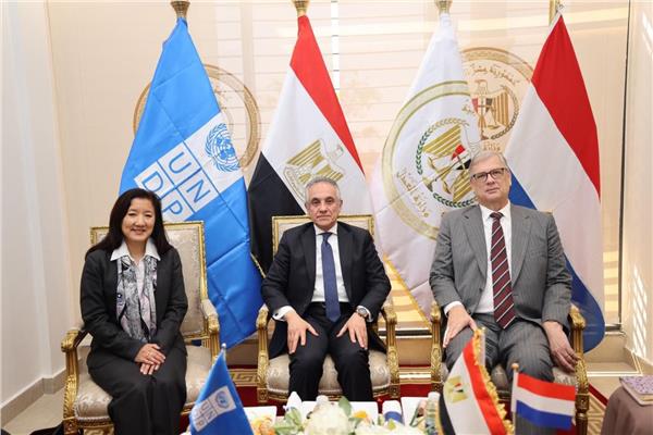 وزير العدل خلال لقائه سفير مملكة هولندا والممثلة المقيمة لبرنامج الأمم المتحدة الإنمائي في مصر