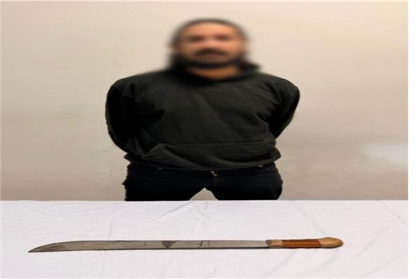 المتهم عقب القبض عليهم وامامه السلاح المستخدم