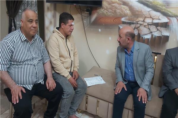 وفد من نقابة المعلمين يزور معلم أجا المعتدى عليه