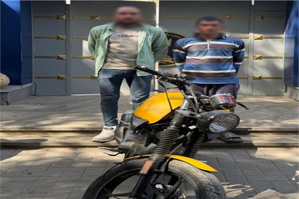 ضبط المتهم بسرقة دراجة نارية عقب استئجارها من مالكها بالقاهرة