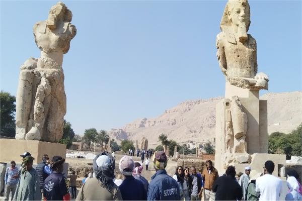 السائحون أمام تمثال الملك أمنحتب - ارشيفية