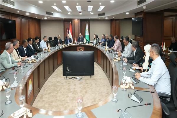 محافظ الجيزة يعقد لقاءً مع رؤساء الأحياء والمراكز