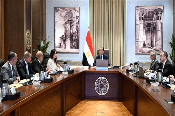 رئيس الوزراء خلال الاجتماع