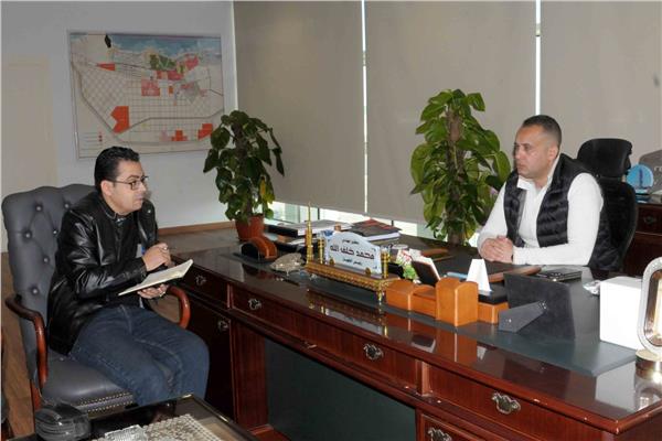 الزميل سرحان سنارة خلال حواره مع رئيس جهاز مدينة العلمين الجديدة