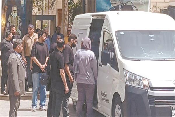 جثمان أبوزهرة يمر بالمسرح القومى قبل تشييع الجنازة