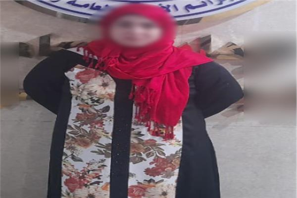 المتهمة عقب القبض عليها 