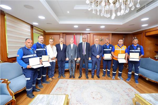 محافظ كفر الشيخ يكرم طاقم إسعاف 