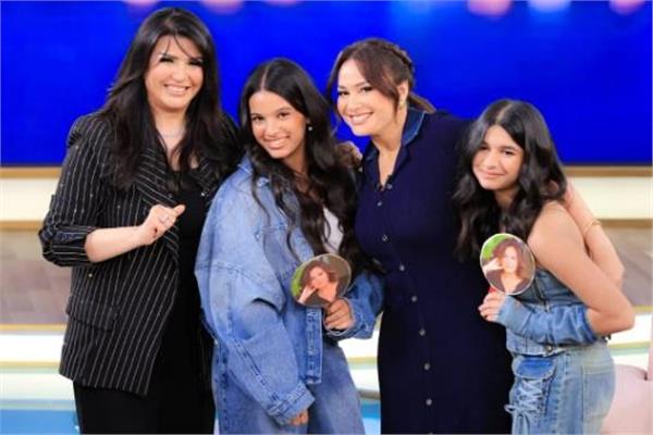 الفنانة هند صبري وبناتها ضيوف  منى الشاذلي 