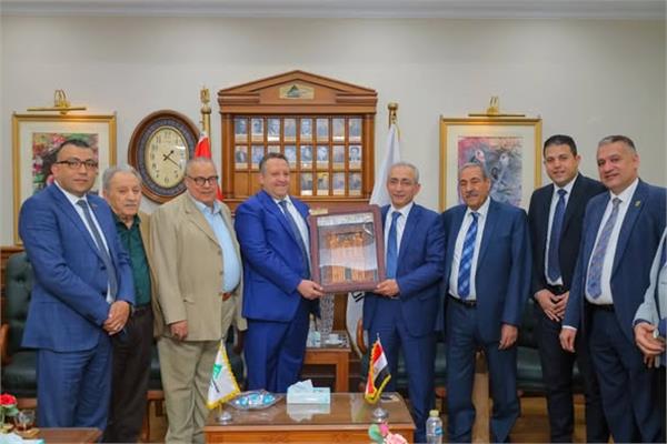 نقيب المهندسين يلتقي مع وفد نقابة مهندسي الأردن