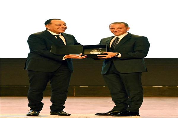 رئيس الوزراء يكرم محافظ أسوان
