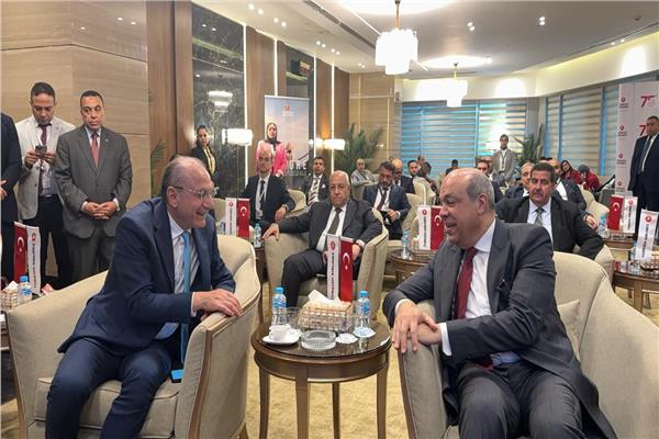  وزير الطيران المدني خلال الاحتفالية برفقة السفير التركي