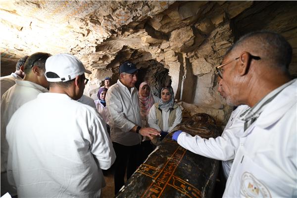 وزير السياحة يتفقد المقبرة الأثرية