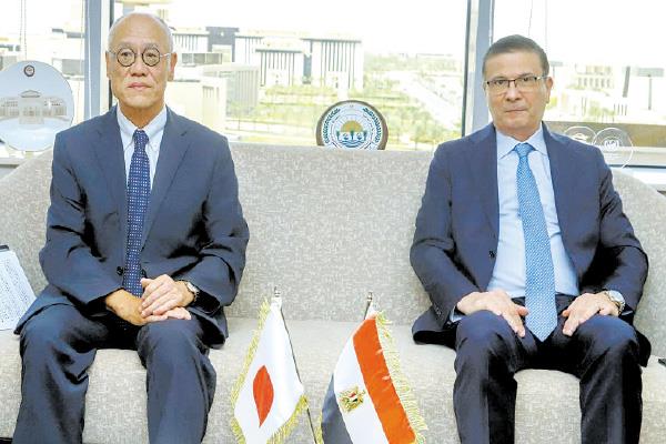   وزير الزراعة أثناء لقائه مع السفير اليابانى بالقاهرة