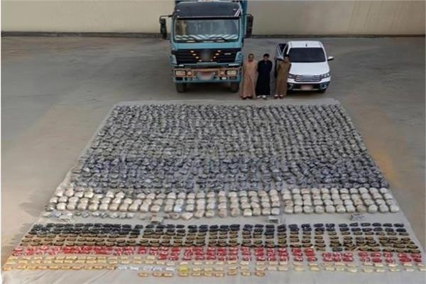 المتهمون وأمامهم المضبوطات
