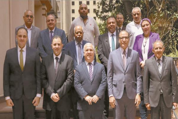 المهندس عبد الصادق الشوربجى وإسلام عفيفى وأعضاء الهيئة خلال توقيع البروتوكول