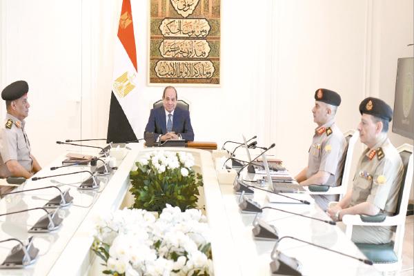 الرئيس عبد الفتاح السيسى خلال لقائه الفريق أشرف سالم زاهر القائد العام للقوات