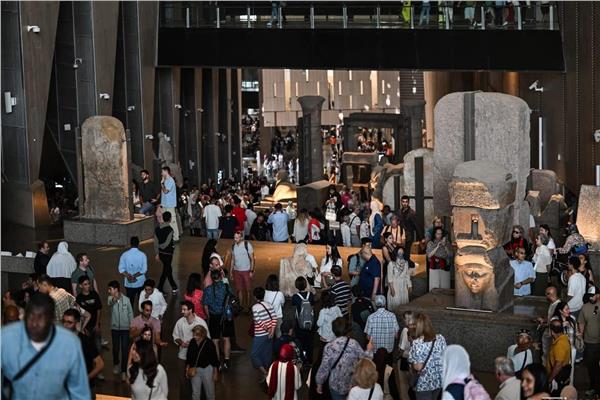 إقبال كثيف من السائحين داخل المتحف الكبير
