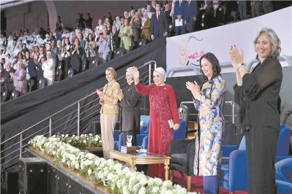 فرحة مصر قرينة الرئيس تشهد زفاف ألف عريس وعروس